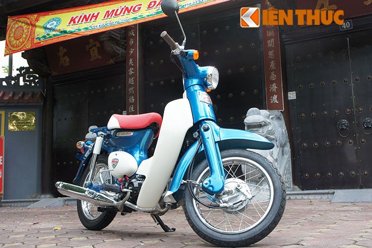 Được nhập khẩu không chính hãng từ Nhật Bản về Việt Nam, đây là mẫu  Honda Super Cub 50 (hay còn gọi với cái tên mới Honda Little Cub) phiên bản đặc biệt. Chiếc xe sở hữu màu xanh đẹp mắt và được sản xuất giới hạn dành riêng cho thị trường Nhật Bản.